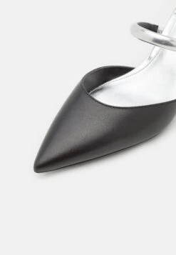 MICHAEL Michael Kors Jessa Mule Kitten - Muiltjes Met Hak - Black/Silver 15 MICHAEL Michael Kors Jessa Mule Kitten - Muiltjes Met Hak - Black/Silver -Farfetch Winkel b6cf9bfd96ab4a3aaaa5eea7738aef07