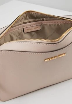 MICHAEL Michael Kors Jet Set Travel Crossbody - Schoudertas - Soft Pink -Farfetch Winkel b81d99f50b6b460c8c89db84bfe089b9