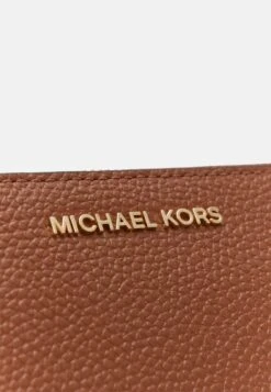 MICHAEL Michael Kors Jet Wristlet - Portemonnee - Luggage -Farfetch Winkel b832356ad08e4bb387e4ff4f40d3dba8