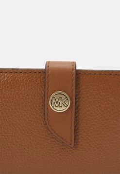 MICHAEL Michael Kors Charm Wallet - Portemonnee - Luggage -Farfetch Winkel b87fc1f5c8ea47f88f29369bf0035fc2