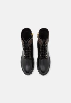 MICHAEL Michael Kors Aniya Lug- Veterboots - Black/Brown 13 MICHAEL Michael Kors Aniya Lug- Veterboots - Black/Brown -Farfetch Winkel b9263d95c5244435b40840c64e45a52f