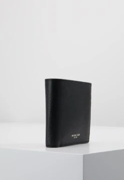 Michael Kors BillfoldCoin - Portemonnee - Black 11 Michael Kors BillfoldCoin - Portemonnee - Black -Farfetch Winkel b98809f2abdf4051a8500d40981658c9