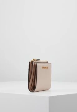 MICHAEL Michael Kors Jet Set Snap Billfold Small - Portemonnee - Soft Pink -Farfetch Winkel ba877b8273974451aaa4a688f12dd93f