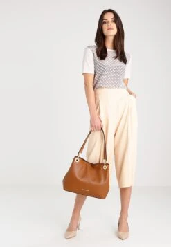 MICHAEL Michael Kors Raven- Handtas - Luggage -Farfetch Winkel bc399e5ea79b49da84f5d9bc9a022eb0