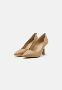 MICHAEL Michael Kors Clara- Klassieke Pumps - Camel 11 MICHAEL Michael Kors Clara- Klassieke Pumps - Camel -Farfetch Winkel bc4bf0a0a0a54d6682b1d2504d5a40c5