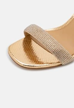 MICHAEL Michael Kors Carrie- Sandalen - Gold -Farfetch Winkel bd3ec316ae4b47f7920e68f27aac5e67