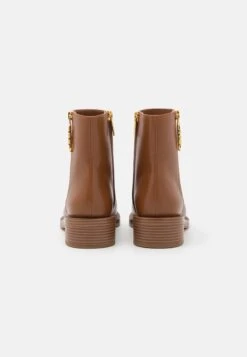 MICHAEL Michael Kors Regan- Korte Laarzen - Luggage -Farfetch Winkel be4d8efce7df4150aacf878c4cca3cd9