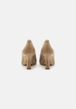 MICHAEL Michael Kors Clara- Klassieke Pumps - Camel 12 MICHAEL Michael Kors Clara- Klassieke Pumps - Camel -Farfetch Winkel beb7ca2cc41e4da7ad48b40910412655