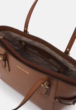 MICHAEL Michael Kors Voyager Tote - Handtas - Luggage -Farfetch Winkel bf36368ea5024b9f9d5d7325ab67a617