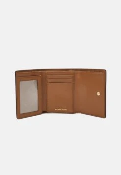 MICHAEL Michael Kors Parker Flap Trifold - Portemonnee - Brown -Farfetch Winkel c04f04f736304f548e302598a31a1412