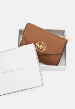 MICHAEL Michael Kors Greenwich Trifold - Portemonnee - Luggage -Farfetch Winkel c06234e6d5b84ef9bf59a1e32860d0b3