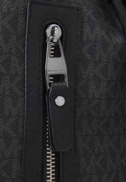 Michael Kors Mariner Unisex - Schoudertas - Black 13 Michael Kors Mariner Unisex - Schoudertas - Black -Farfetch Winkel c1e268cd343e4280a00ff274f81b9ab8