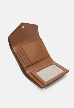 MICHAEL Michael Kors Greenwich Trifold - Portemonnee - Luggage -Farfetch Winkel c3e3022bd1164f9a82fb3598f6887c42