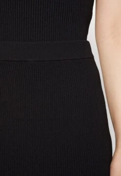 MICHAEL Michael Kors Eco Midi Pencil Skirt - Kokerrok - Black -Farfetch Winkel c6ba539ae69a460d90702eab92c4c49e