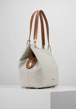 MICHAEL Michael Kors Raven Shoulder Bag - Handtas - Vanilla 12 MICHAEL Michael Kors Raven Shoulder Bag - Handtas - Vanilla -Farfetch Winkel ca58c4d77108404fa4ed64b72b0366ba