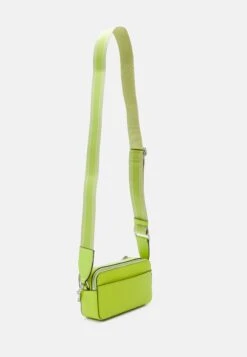 MICHAEL Michael Kors Jet Set Camra Xbody - Schoudertas - Limeade -Farfetch Winkel ced8fc9f271143dcb87799c883788f56