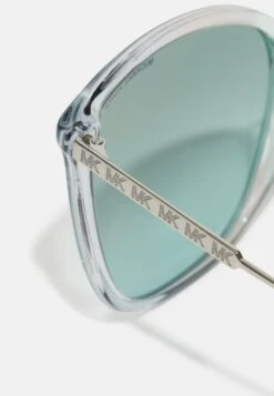 Michael Kors Avellino - Zonnebril - Turquoise Tint -Farfetch Winkel d1d68637e52549b7a52f86f71a1f7d07