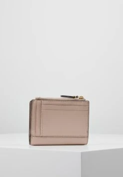 MICHAEL Michael Kors Jet Set Snap Billfold Small - Portemonnee - Soft Pink -Farfetch Winkel d565b461a18742ddb9e9bddc10ca825f