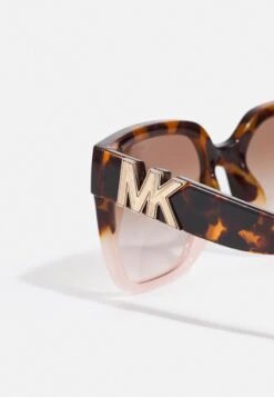 Michael Kors Karlie - Zonnebril - Dark Tortoise/Pink -Farfetch Winkel d58d50d5e6b640488285d82e2b76b782