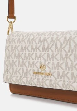 MICHAEL Michael Kors Jet Set Charm Phone Crossbody - Schoudertas - Vanilla/Acrn -Farfetch Winkel d5d1a4ea742a48a9b0179d750ba43fd9