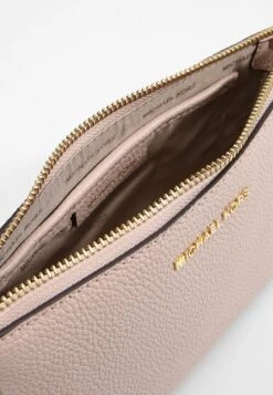 MICHAEL Michael Kors Jet Set Medium Chain Pouchette - Handtas - Soft Pink -Farfetch Winkel d7b683987c35466aacec99f8394d362b