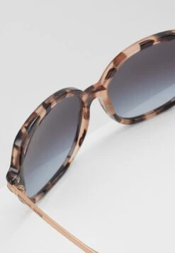 Michael Kors Zonnebril - Havana 9 Michael Kors Zonnebril - Havana -Farfetch Winkel d8436cdfa19743e197a99bca8aa9dacb