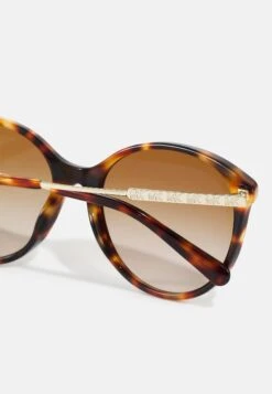 Michael Kors Cruz Bay - Zonnebril - Amber Tortoise -Farfetch Winkel da07b2fc69a54c069332325b96e6b77c