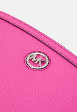MICHAEL Michael Kors Chantal Xbody - Schoudertas - Cerise 11 MICHAEL Michael Kors Chantal Xbody - Schoudertas - Cerise -Farfetch Winkel db5f791797404507b57bb902b4b9e651