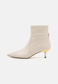 MICHAEL Michael Kors Kadence Kitten - Korte Laarzen - Light Cream -Farfetch Winkel dd860dd773414ed1bd5d63d754881328