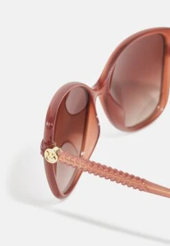 Michael Kors Malta- Zonnebril - Milky Primrose -Farfetch Winkel df4300e20a754534b6c16a379e6b7572