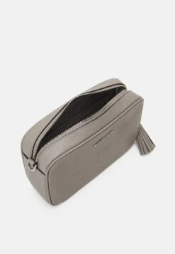 MICHAEL Michael Kors Jet Camera - Schoudertas - Pearl Grey -Farfetch Winkel e27a53d65d5f4e50ba7caa71747a77d5