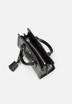 MICHAEL Michael Kors Chantal Xbody - Schoudertas - Black 9 MICHAEL Michael Kors Chantal Xbody - Schoudertas - Black -Farfetch Winkel e2f401012d1f49688e3bddd9e73121d3