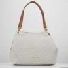 MICHAEL Michael Kors Raven Shoulder Bag - Handtas - Vanilla 2 MICHAEL Michael Kors Raven Shoulder Bag - Handtas - Vanilla -Farfetch Winkel e3f90e4d87de4071a37c136ed0350e73