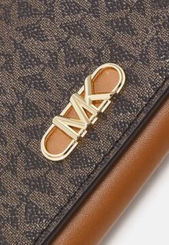 MICHAEL Michael Kors Parker Flap Trifold - Portemonnee - Brown -Farfetch Winkel e4ba9df8485744a8b792e1b5f18f1c22