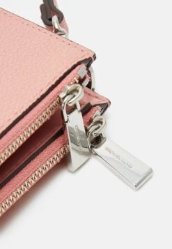 MICHAEL Michael Kors Jet Wristlet - Portemonnee - Pink -Farfetch Winkel e67eb8bcdb154f0990fda606b795690b