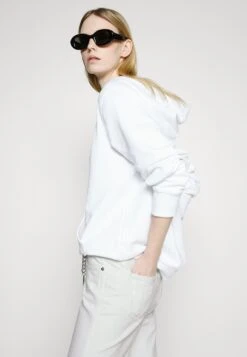 MICHAEL Michael Kors Flare Chain Belt Jean - Bootcut Jeans - Optic White -Farfetch Winkel e7c6bd993b0f40a38ae1ec6c4b969d88