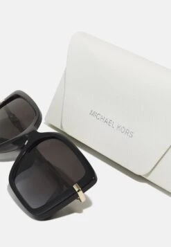 Michael Kors Castellina - Zonnebril - Black 10 Michael Kors Castellina - Zonnebril - Black -Farfetch Winkel e946d441f97d4fba9424a296a00f2a38