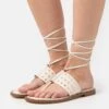 MICHAEL Michael Kors Jagger Flat - Teensandalen - Light Cream -Farfetch Winkel ea073caf39814174ab723da0c1280f82