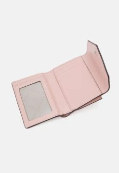 MICHAEL Michael Kors Greenwich Trifold - Portemonnee - Pink -Farfetch Winkel ed8137a8801c4adb80441f72ea6c8aea