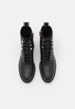 MICHAEL Michael Kors Haskell Bootie - Veterboots - Black -Farfetch Winkel efc39e387f4947f5a6381877a129c1e5