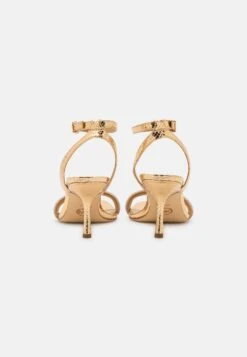 MICHAEL Michael Kors Carrie- Sandalen - Gold -Farfetch Winkel efec19e2ab1440b4b47518b062dd6a8a