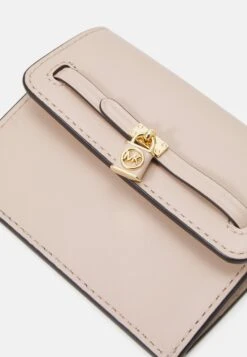 MICHAEL Michael Kors Hamilton Legacy Flap Card Case - Portemonnee - Soft Pink -Farfetch Winkel f0529bded9ec4ee187247c44c56fd070