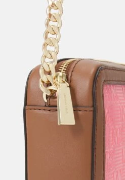 MICHAEL Michael Kors Jet Set Crossbody - Schoudertas - Geran Multicolor -Farfetch Winkel f1ffff45a9644aa2b7ad1a225e9c6de9