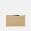 MICHAEL Michael Kors Empire Zip Card Case - Portemonnee - Camel 1 MICHAEL Michael Kors Empire Zip Card Case - Portemonnee - Camel -Farfetch Winkel f21c7ce3932d4c718eb2856153546ab5