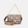 MICHAEL Michael Kors Parker Swag - Schoudertas - Beige 1 MICHAEL Michael Kors Parker Swag - Schoudertas - Beige -Farfetch Winkel f39f84f0d31e4a2f822e29a20c34b55c