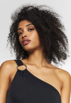 MICHAEL Michael Kors Iconic - Badpak - Black -Farfetch Winkel f4bf19a772044002af4649e4f1f7ae86