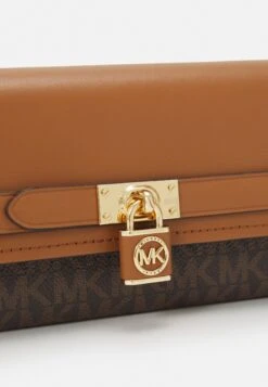MICHAEL Michael Kors Hamilton Legacy Carryall Wallet - Portemonnee - Brown/Acorn -Farfetch Winkel f5e088f3408248aa92b4664842d0ddc3