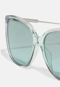 Michael Kors Avellino - Zonnebril - Turquoise Tint -Farfetch Winkel f626411062404e208d415c4be7a63e18