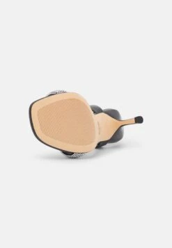 MICHAEL Michael Kors Carrie- Sandalen - Black -Farfetch Winkel f73c267797114fc3803e643e1609d9d1