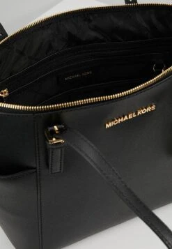 MICHAEL Michael Kors Jet Set - Handtas - Black -Farfetch Winkel fad07bf1b18f4769a0a5e71524bca2fe